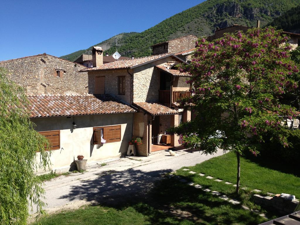Villa Il Fienile Barete Exterior foto